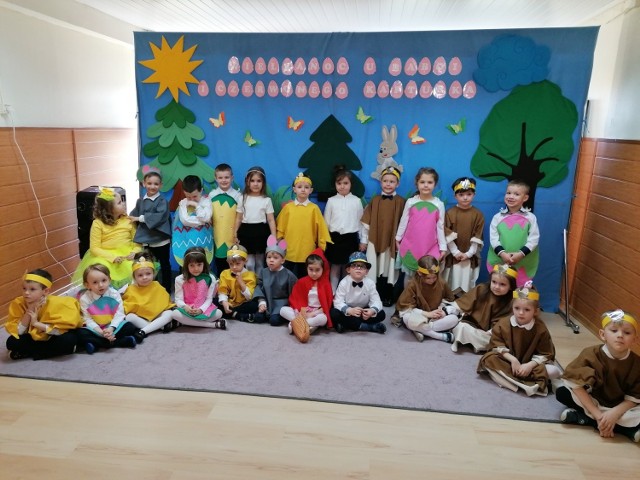 Świąteczne przedstawienie "Wielkanoc u babci Czerwonego Kapturka" w wykonaniu dzieci z przedszkola numer 1 w Jędrzejowie.