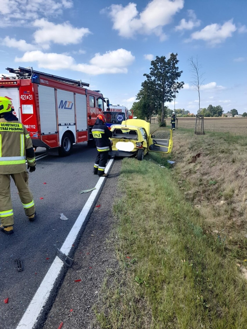 Wypadek w Stołcznie w gminie Człuchów - dwie osoby w szpitalu.