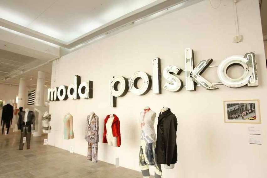 Moda polska w BWA Dizajn - zobacz, jak zmieniał się styl po 1989 roku (ZDJĘCIA)