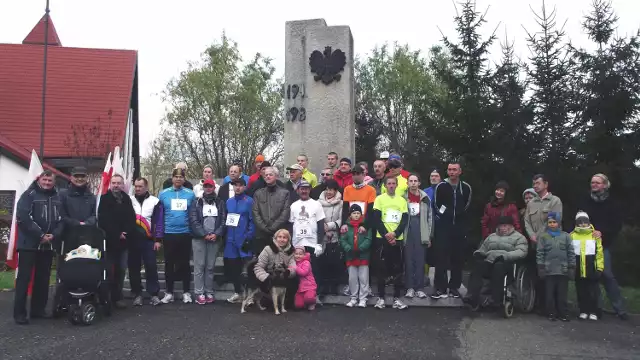 Na wałbrzyskim Podzamczu uczczono 95 rocznicę odzyskania przez Polskę niepodległości, złożeniem kwiatów pod pomnikiem przy ul. Grodzkiej i XIV Crossem Niepodległości