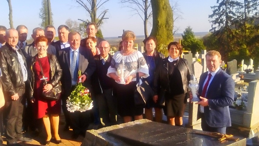 Grodzisk: Złożyli kwiaty na grobie Michała Drzymały FOTO