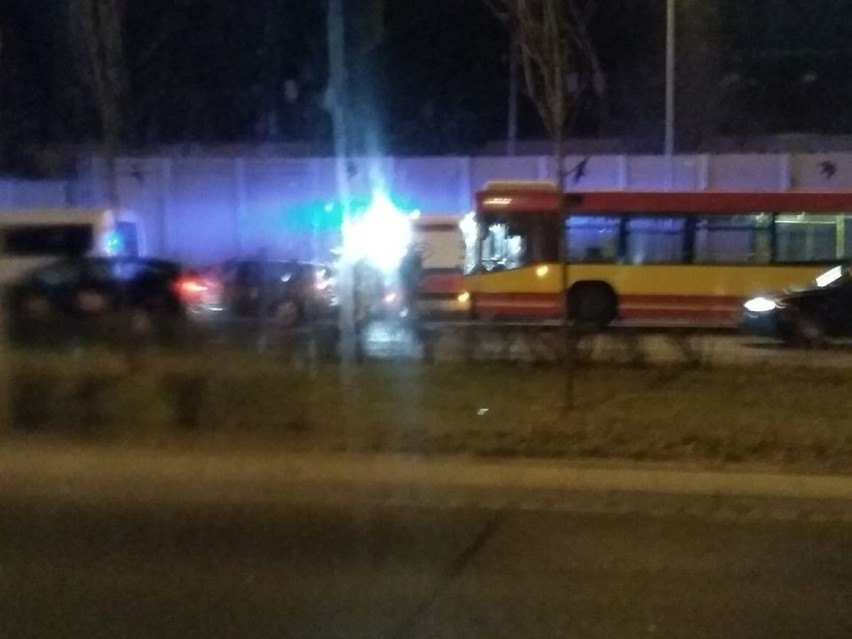 Wrocław. Groźny wypadek na ul. Klecińskiej. Autobus wjechał w auto. Kierowca zasłabł?