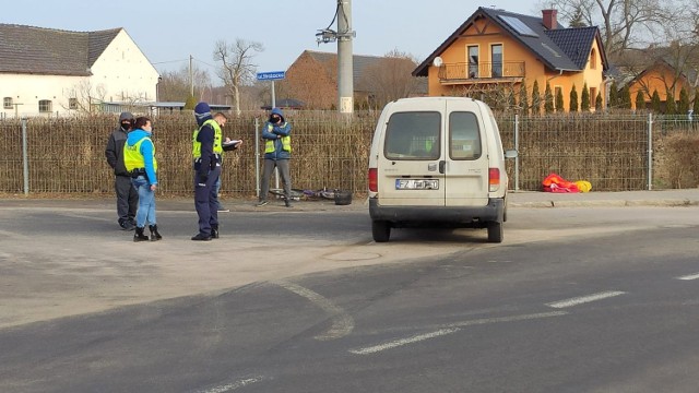 Dzisiaj(23.02) w Żarach(Kunice) około 8 rano kierujący samochodem marki Seat potrącił rowerzystkę. Kobieta została odwieziona do szpitala.