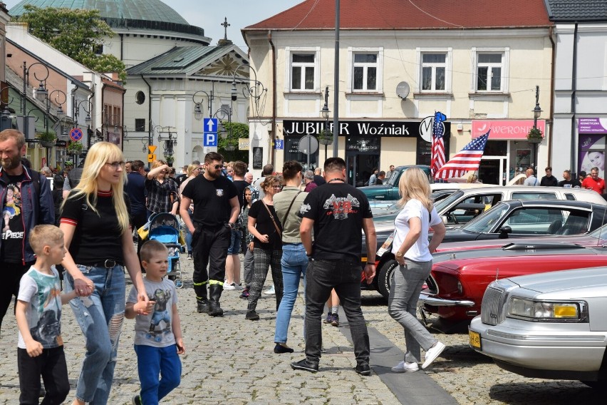 Na skierniewickim Rynku stanęło ponad 200 aut amerykańskich.