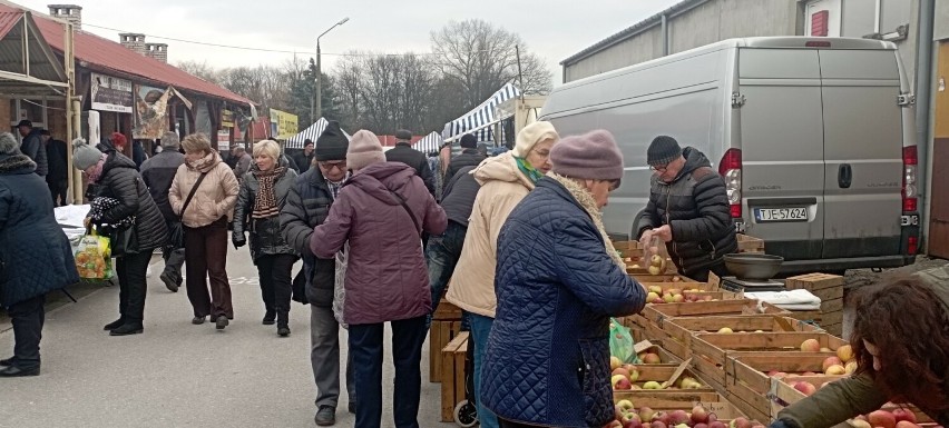 Jak wyglądały ceny warzyw i owoców na targu w Jędrzejowie w...
