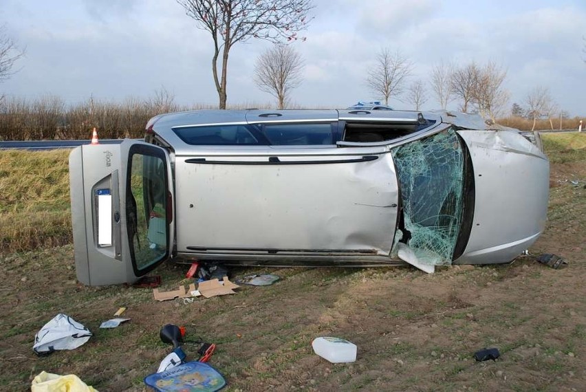 W groźnym wypadku pod Budzyniem ucierpieli kierowca i jego pasażer