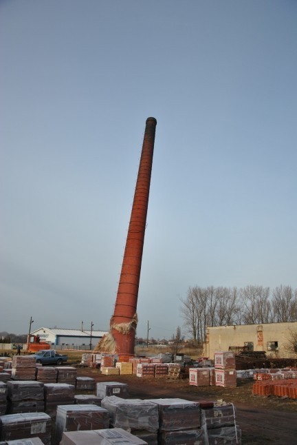 Krotoszyn - Runął 50-metrowy, stuletni komin Cerabudu przy ulicy Przemysłowej