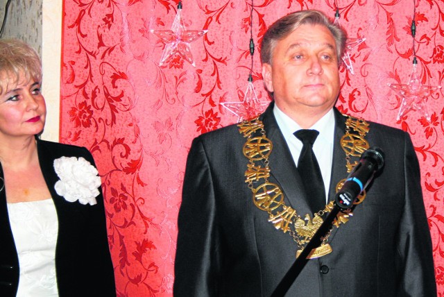Stanisław Szczurek podczas zaprzysiężenia na burmistrza Trzebini. Po lewej jego żona