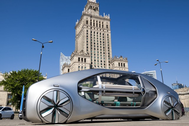 Samochód autonomiczny w Warszawie. Jeździ bez kierowcy i działa lepiej niż metro czy autobus