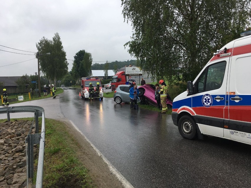 Wypadek w Moszczenicy. Na drodze powiatowej zderzyły się dwa auta osobowe. Jedna osoba poszkodowana. Są utrudnienia w ruchu