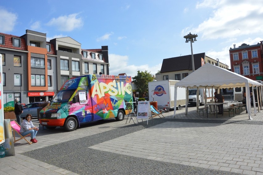 Lębork. Kuchnie na kołach rozstawione i pierwsi głodni już posmakowali z Foodtruck'ów