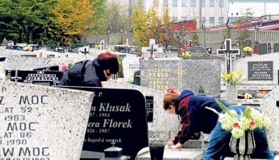 Na żywieckim cmentarzu parafialnym przy ulicy Stolarskiej od kilku dni spotkać można wiele osób sprzątających groby swoich bliskich
