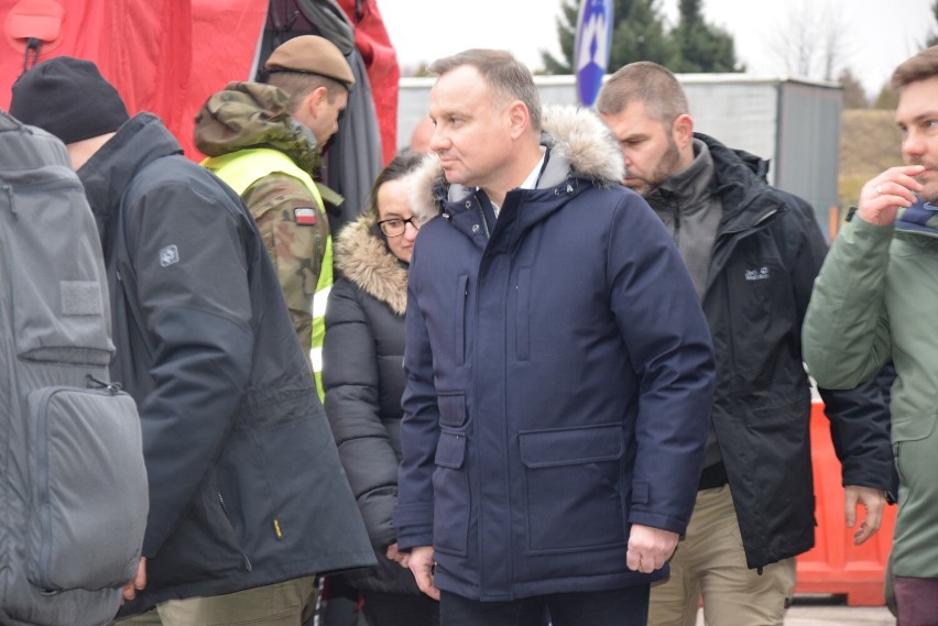 Prezydent Andrzej Duda odwiedził w piątek uchodźców na przejściu granicznym w Korczowej [ZDJĘCIA]