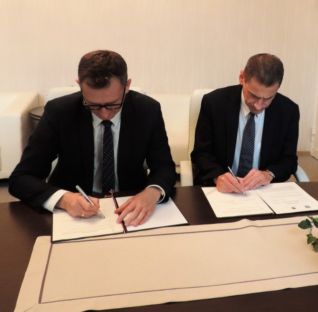 Jesienią burmistrz Duszyński i wicemarszałek Kurzawa podpisali list intencyjny w sprawie budowy drugiego etapu obwodnicy
