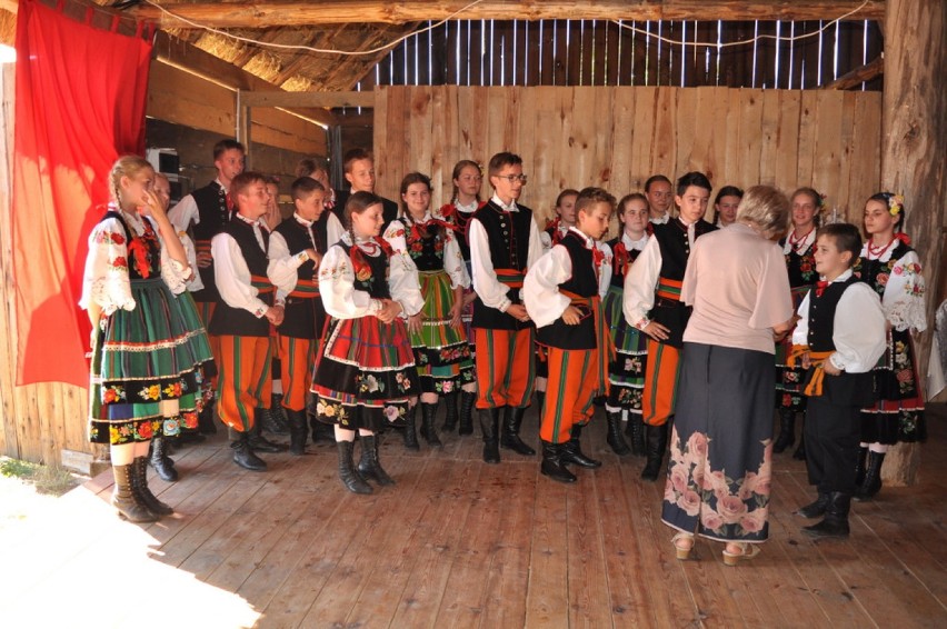 Grupa z Zielonej Góry integrowała się z łowickimi zespołami folklorystycznymi [Zdjęcia]
