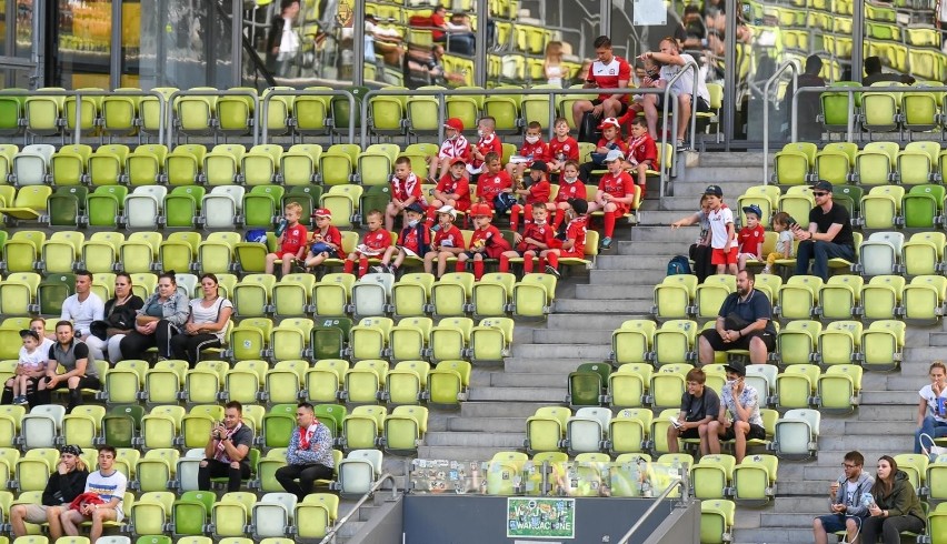 Kibice reprezentacji Polski na treningu na stadionie w...