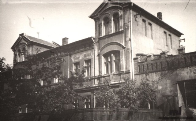 Koci Zamek stanął przed wojną przy ulicy Braci Gutmanów, dzisiaj Pocztowej, dokładnie naprzeciw parku miejskiego. Był częścią XIX-wiecznego kompleksu parkowo-pałacowego.