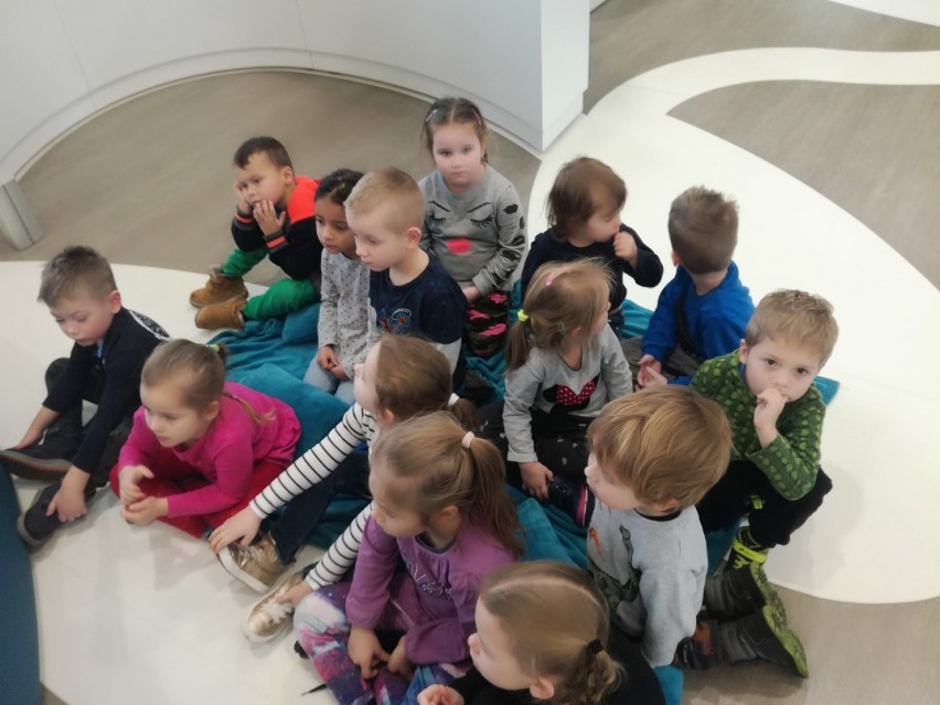 Wolsztyn: dzieci z Przedszkola nr 3 z przedświąteczną wizytą w bibliotece
