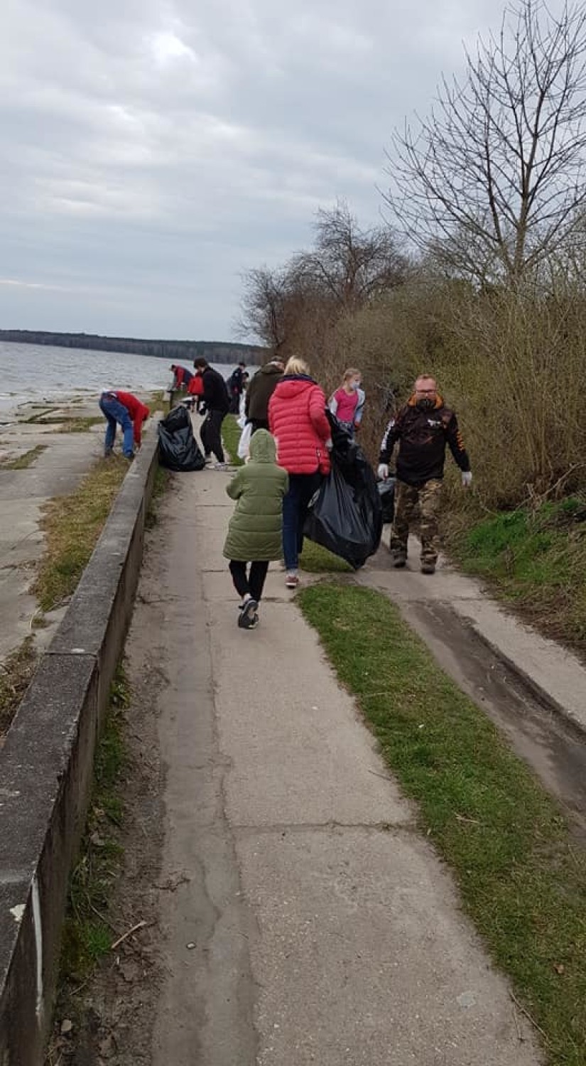 Wędkarze sprzątali brzeg Zalewu Sulejowskiego