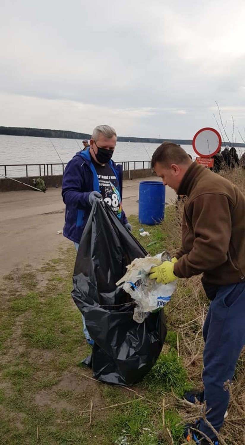 Wędkarze sprzątali brzeg Zalewu Sulejowskiego