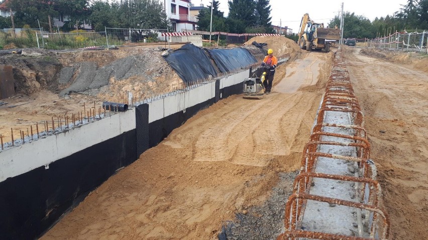 Postęp prac na budowie tunelu pod przejazdem kolejowym w Gałkowie Dużym. Niebawem zniknie budka dróżnika