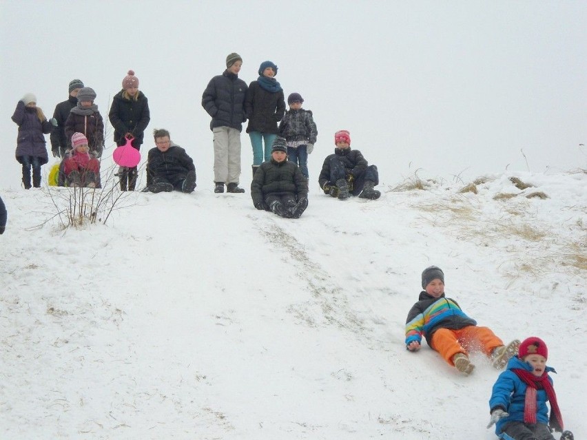 Zabawy na śniegu przysparzały dzieciom wiele radości.... i...