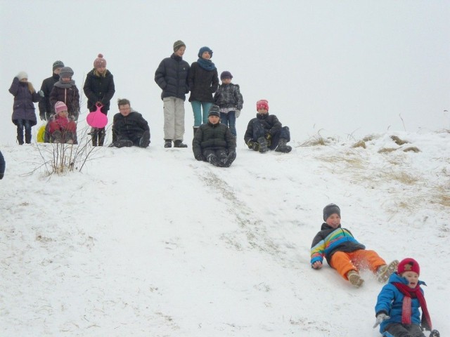 Zabawy na śniegu przysparzały dzieciom wiele radości.... i rumieńców