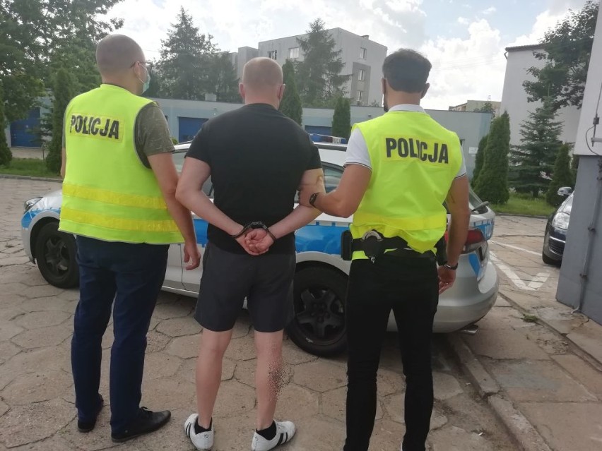 Samochód pędził ulicą w Bełchatowie wprost na stojącego policjanta