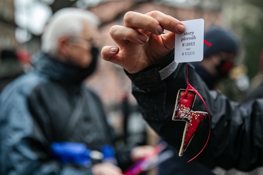 Kolejna odsłona Strajku Kobiet w Krakowie. Policja blokuje pochód "13 grudnia 2020 ogłaszamy stan rewolucji na terenie całego kraju"
