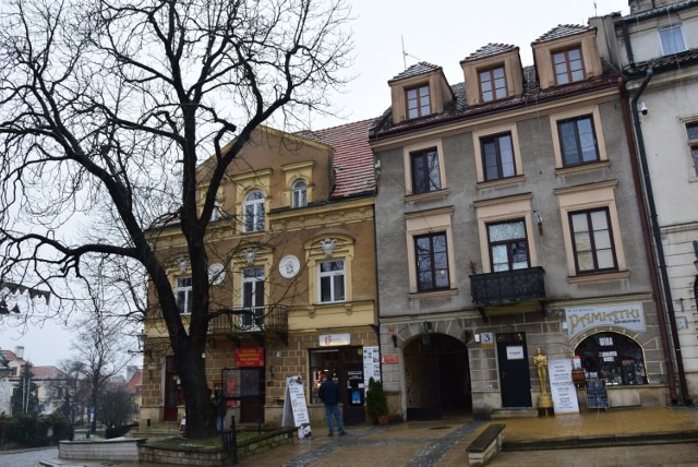 Najemcy 250 mieszkań na Starym Mieście w Sandomierzu, którzy  od jesieni ubiegłego roku są rozliczani za ciepło według nowego sposobu, będą mogli wypowiedzieć się w ankiecie, czy chcą wrócić do poboru  comiesięcznych zaliczek, czy wolą płacić za ciepło według bieżącego zużycia.