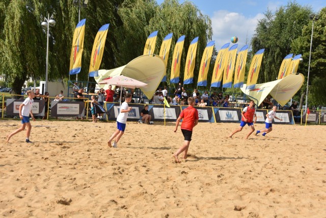 Turniej Piłki Plażowej 2023, na boiskach plażowych w Zbąszyniu. Na boisku dwie grupy młodych piłkarzy - 24 czerwca 2023