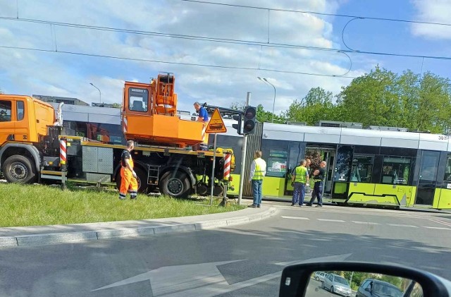 Tramwaj musiał przejść oględziny oraz został ponownie postawiony na torowisku.