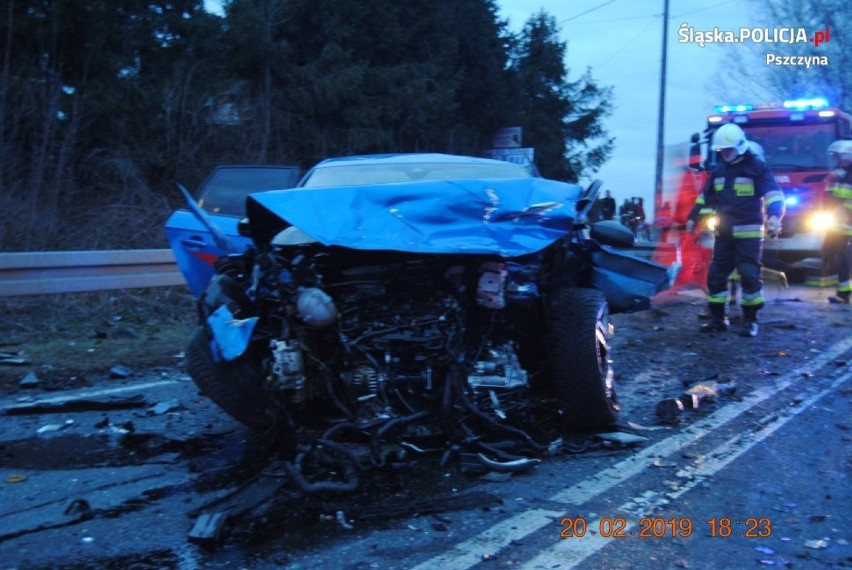 Śmiertelny wypadek w Pielgrzymowicach [ZDJĘCIA]. Zderzenie samochodów - matka nie żyje, dziecko trafiło do szpitala