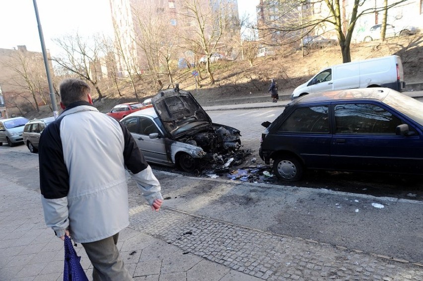 Minionej nocy przy ul. Krasińskiego spłonęły dwa auta - bmw...