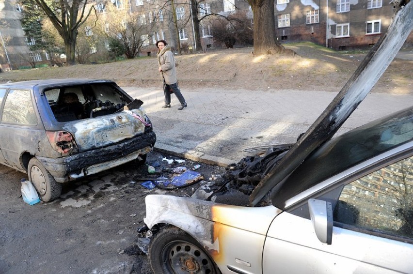Minionej nocy przy ul. Krasińskiego spłonęły dwa auta - bmw...