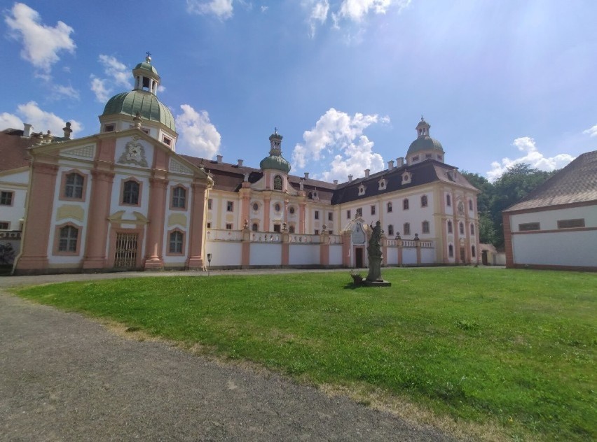 Klasztor w Marienthal liczy sobie blisko 800 lat. Leży on na...