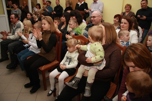 Przedstawienie oklaskiwały dzieci i ich rodzice. Potem wszyscy włączyli się do zabawy poprowadzonej przez panią Marię Wróbel