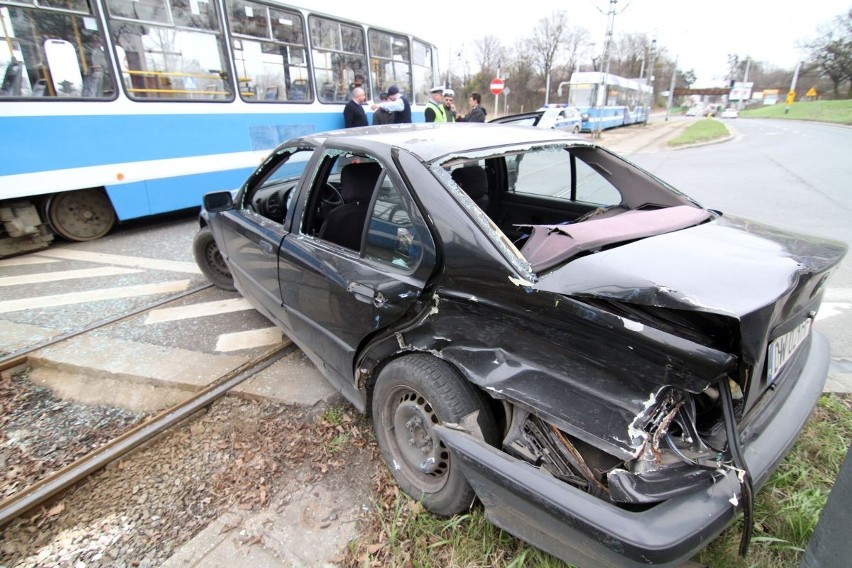 Wrocław: BMW wjechało pod tramwaj (ZDJĘCIA)