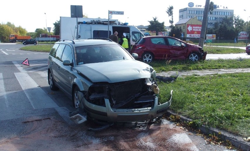 Wypadek na Tarnowskiej i Wapiennikowej w Kielcach. Roztrzaskane auta 