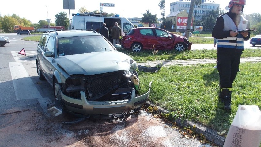 Wypadek na Tarnowskiej i Wapiennikowej w Kielcach. Roztrzaskane auta 