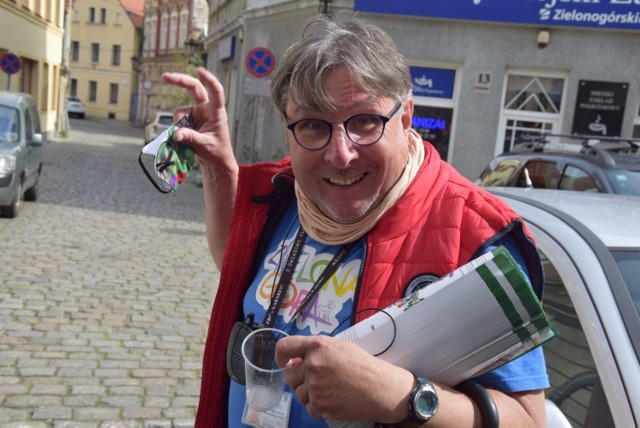 Podczas Winobrania nikt nie narzeka na nudę. Nasz fotoreporter postanowił sprawdzić, jak bawią się zielonogórzanie oraz przybyli do Winnego Grodu goście. Odwiedził m.in. deptak, Palmiarnię oraz plac Teatralny i wszystkim chętnym zrobił pamiątkowe zdjęcia. Komu udało się trafić przed obiektyw? Zobaczcie zdjęcia>>> 

Zobacz jak bawili się mieszkańcy Winnego Grodu i ich goście w pierwszą niedzielę Winobrania:


CZYTAJ WSZYSTKO O WINOBRANIU 2020:
  Winobranie 2020: Koncerty, spektakle, winobusy, miasteczko winiarskie, lunapark. Mnóstwo atrakcji w czasie Dni Zielonej Góry