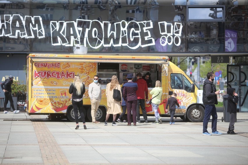 KATOWICE. Zlot food trucków na rynku - zobacz ZDJĘCIA. To "Rynek Smaków"