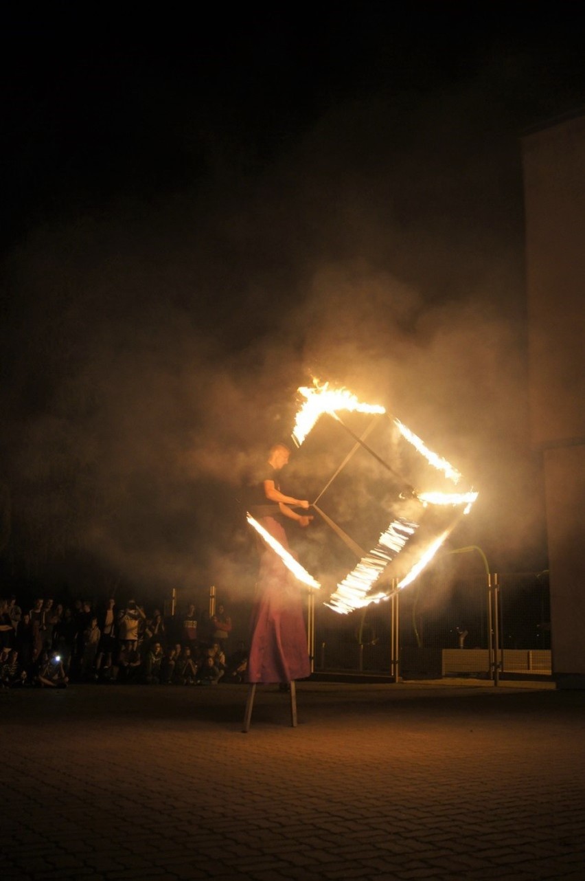 Magiczny i widowiskowy pokaz tańca z ogniem w Janikowie [zdjęcia]