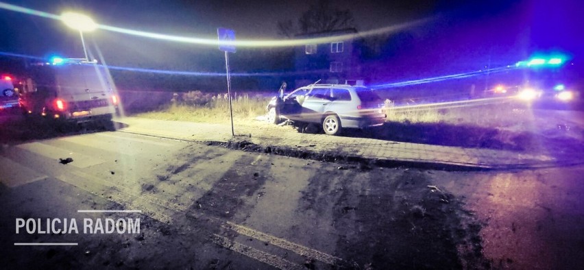 Pijany kierowca uciekał przed policjantami ulicami Radomia. 44-latek uderzył w latarnie. Odwieziono go do szpitala
