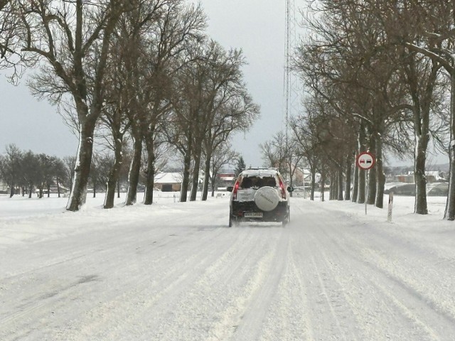 Na drodze krajowej nr 45 (kierunek Racibórz) zalega śnieg, podobnie jak na DK 11 powyżej Kluczborka, gdzie silny wiatr sprawia, że śnieg z pól zawiewa na trasę,