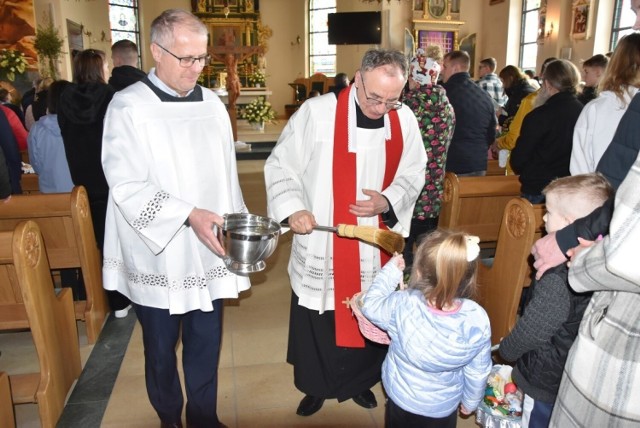 W Wielką Sobotę podczas święcenia pokarmów w kościele św. Michała Archanioła w Kiełpinie, świątynia pełna była wiernych.