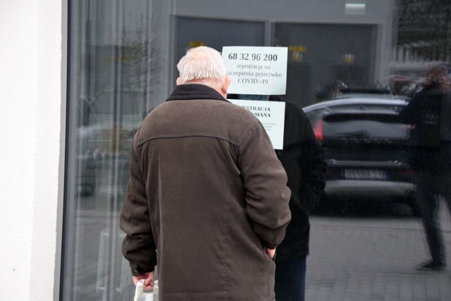 Obecnie w szpitalu tymczasowym szczepieni są seniorzy.