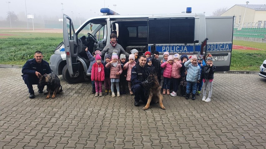 Policjanci odwiedzili dzieci z Przedszkola "Leśny Zakątek" w...