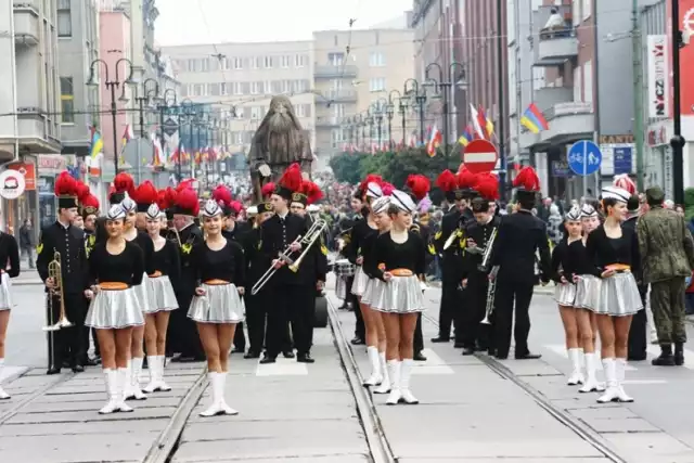 Barwny korowód uświetniający urodziny Zabrza co roku przyciąga tłumy uczestników i jeszcze więcej obserwatorów. W paradzie idą przedstawiciele władz miasta, lokalnych instytucji i przedsiębiorstw, uczniowie i nauczyciele, młodzież z klubów sportowych. Jest też oczywiście Skarbnik, najczęściej w asyście górniczej orkiestry, mażoretek i zabytkowych samochodów. Najlepiej będzie jak sami zobaczycie ubiegłoroczny korowód:

SKARBNIKOWE GODY 2013