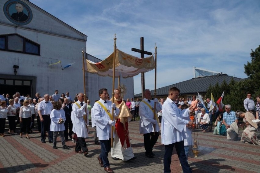 Boże Ciało we Włoszczowie. Piękna procesja w parafii błogosławionego Józefa Pawłowskiego. Zobacz zdjęcia